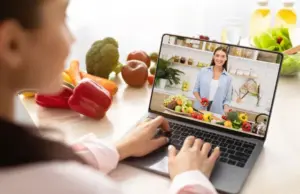 Woman looking at Nutrition classes on her laptop